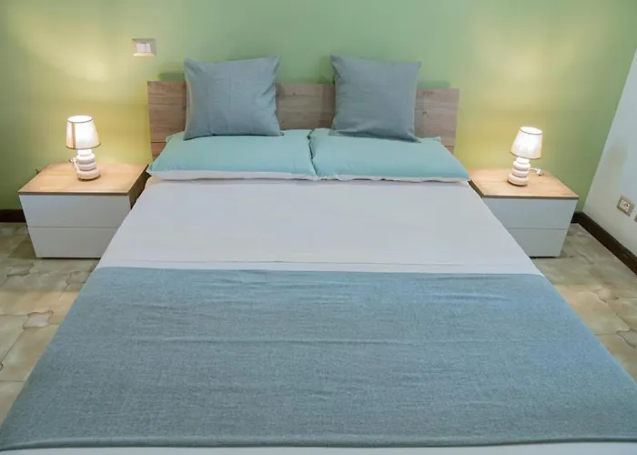Rhome Garden Apartment *